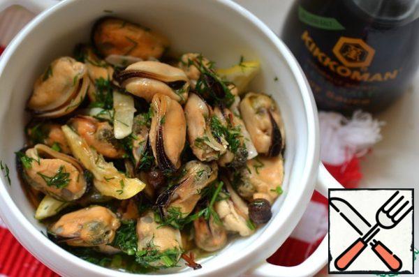 Add lemon, garlic and herbs to the marinade to the mussels. When the mussels cool down, you can serve them to the table.
