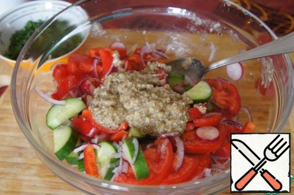 Spread the vegetables in a large bowl and mix gently. Add dressing and mix again gently.