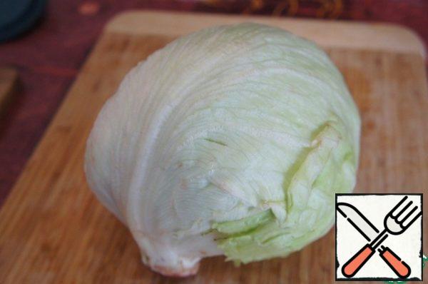 Head of lettuce to wash, thoroughly drain it. Top podvyadshie leaves to remove. Remove 2-3 leaves and gather with your hands into small pieces.