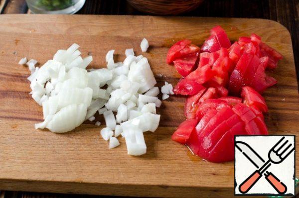 Make a transverse incision on the tomato, pour boiling water over it and remove the peel. Finely chop the onion, garlic and tomato.
