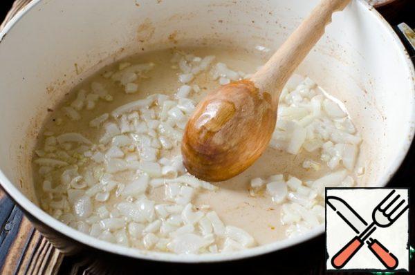 Heat olive oil in a deep frying pan and fry onion and garlic for 1-2 minutes.