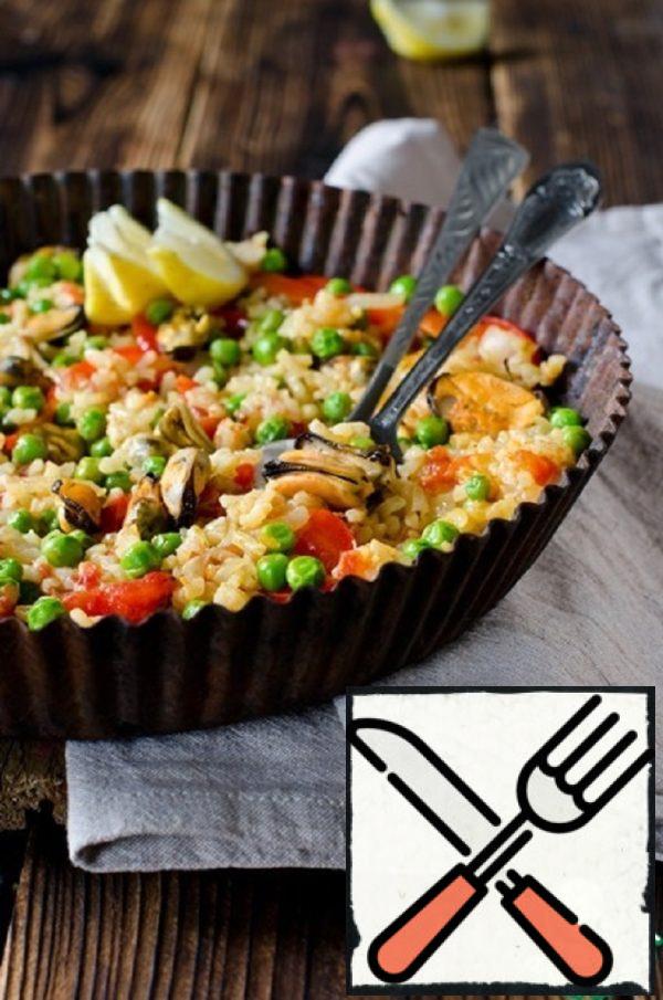 Paella with Mussels, Bell Peppers and Green Peas Recipe
