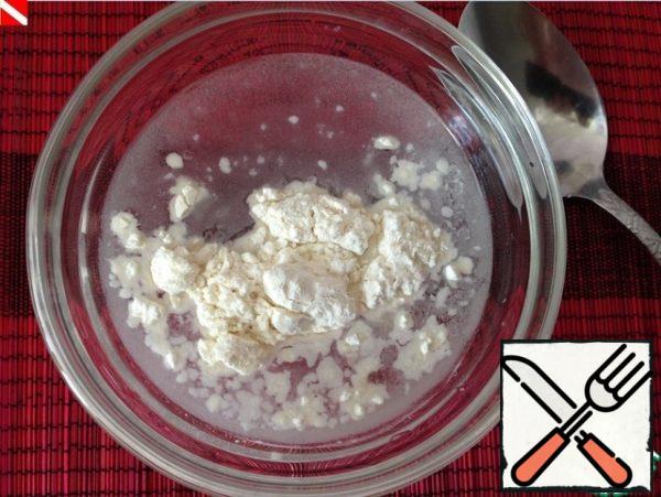 Mix rice flour (you can also use wheat flour) with water.
