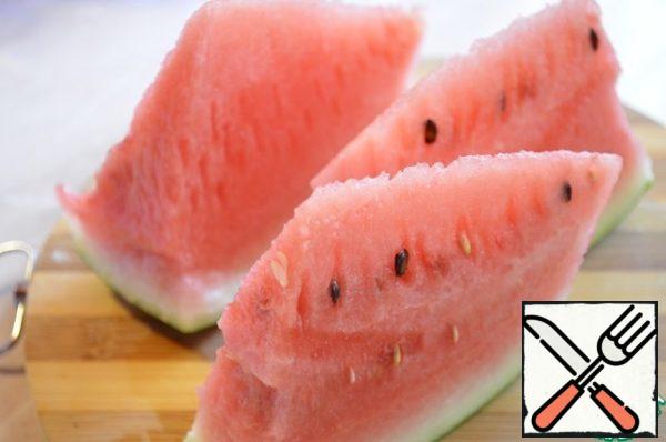 Separate the watermelon from the crust, remove the bones from the pulp and cut into cubes.
