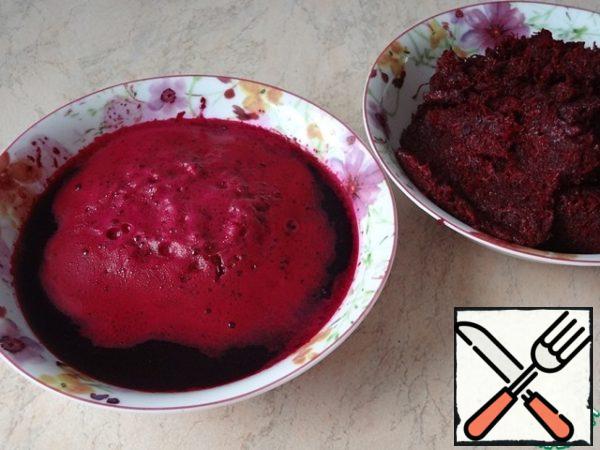 If you have a juicer - use it. I rubbed the beets on a small grater and squeezed the beet juice with a spoon and a strainer. Since beetroot cake contains a lot of juice, I pour it with water and squeeze the juice again. Fresh beet juice looks very nice! There is an opinion that you can not use just squeezed beet juice, before serving it needs some time to stand in the refrigerator.