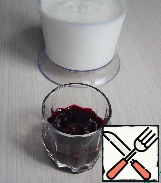 Measure the yogurt and beet juice. Fresh beet juice should be introduced into the menu gradually, with the help of cocktails and compound juices, as it can have side effects.