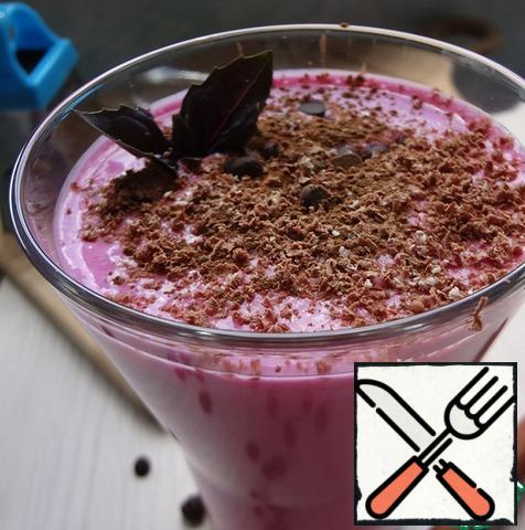 Sprinkle kefir with grated chocolate and cinnamon. Pour some chocolate drops (they are very tasty come across in kefir!) and garnish with Basil leaf (purple is more beautiful). Before use, stir.