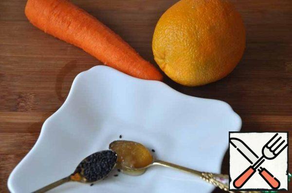 To prepare this healthy juice, you will need 1 piece of carrot, an orange, a teaspoon of black sesame seeds and honey.
