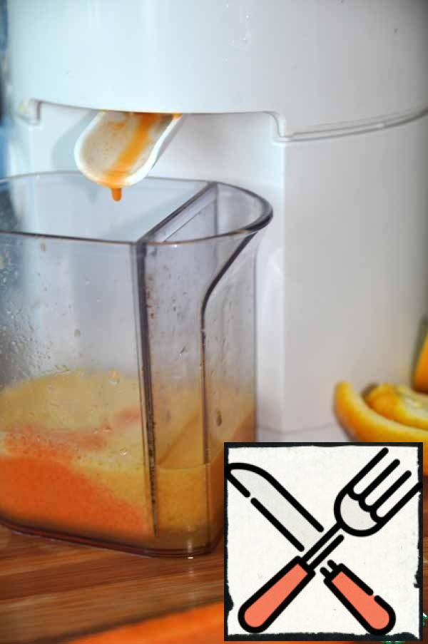 Carrots and orange clean, cut and use an electric juicer to prepare fresh juice.