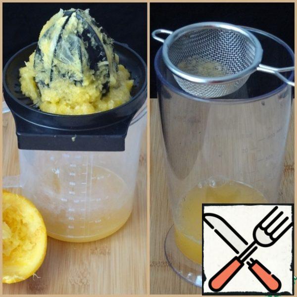 Orange juice is less of a problem. With the help of a simple device (nozzle from the grater) extract it easily, just in case then straining through a sieve.