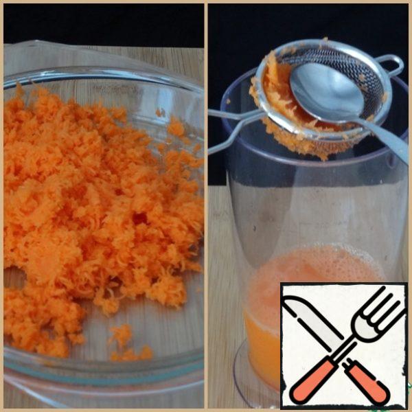 Carrots, like beets, grate on a fine grater and squeeze out the juice with a sieve and a spoon. Vitamin A contained in carrots is destroyed very quickly by oxygen, so I do not freeze carrot juice.
