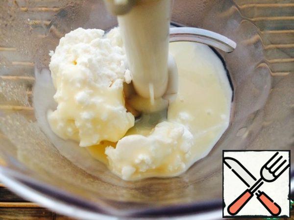 Put a spoon of cottage cheese and condensed milk (to taste) in a bowl of blender. Instead of condensed milk, you can put sugar or honey.