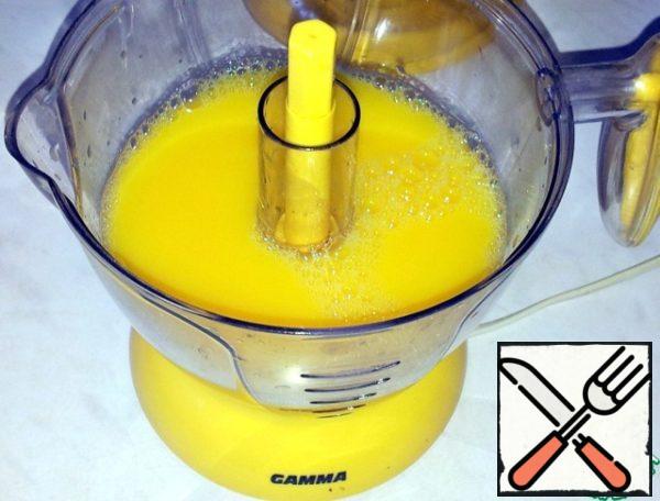 Cut the fruit in half and squeeze out the juice with a citrus juicer. I got 750 ml of natural juice.
