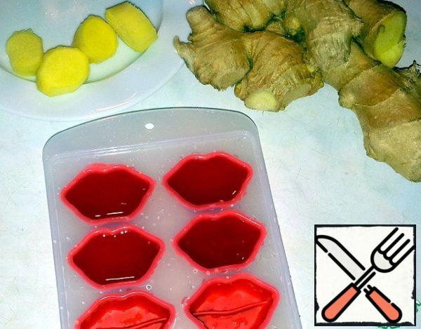 Stir, strain and fill 4 cells of the ice mold. These are small, plump lips. Put the mold in the freezer. (This should be done in advance).
