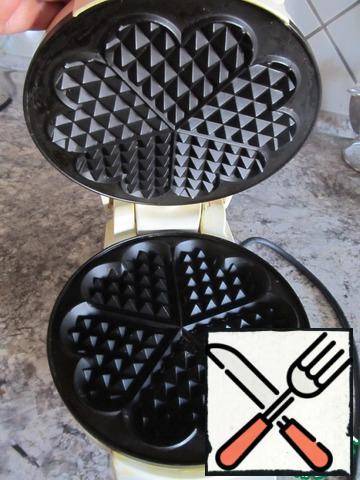 This is my waffle iron for making thick waffles.From this portion turns 11-12 plump wafers.
When serving, you can sprinkle with cinnamon and powdered sugar.