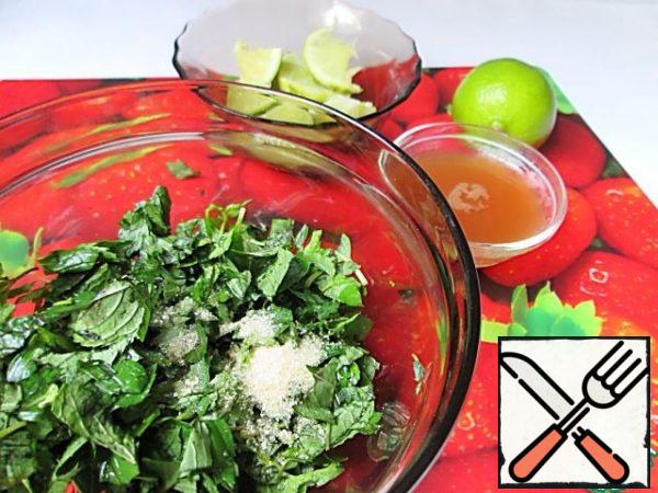 We will need 50 ml of juice squeezed from apples. Cut one lime into small pieces, squeeze the juice out of the other. Chop the mint leaves, rub with 1 tablespoon of brown sugar. Let it brew for 10 minutes.

