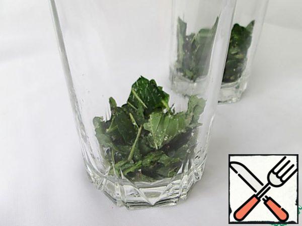 Spread the mint into two glasses, evenly divide into 2 portions of apple and lime juice.
