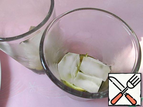 Add ice cubes to the glasses to taste, fill with tonic. If the tonic is not found, replace it with a Shweps.