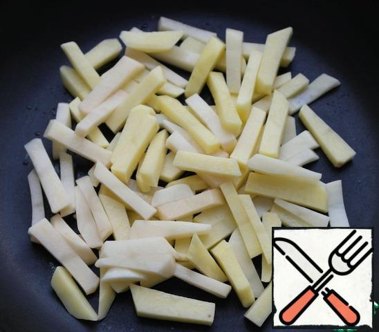 Peel potatoes, cut into cubes, fry until ready in vegetable oil. At the end of salt, add spices.