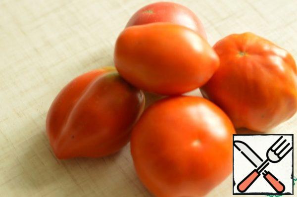 Cut the tomatoes arbitrarily, punch with a blender. Transfer to a ladle, bring to a boil, boil. Then rub through a sieve, add salt and pepper to taste.
