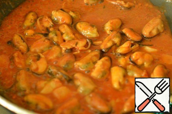 Then add the tomato sauce. Simmer for 3-5 minutes, and the mussels will be ready. Enjoy your meal!