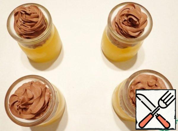 On the frozen jelly from the pastry syringe squeeze out the creamy chocolate mousse.