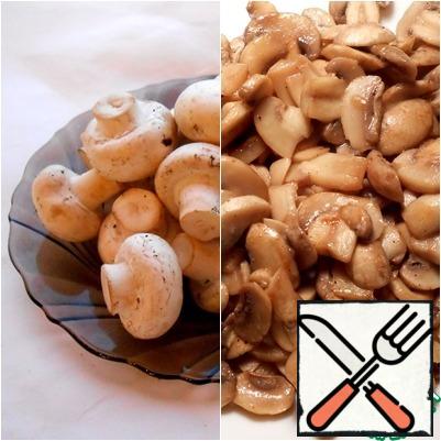 Fresh mushrooms wash, chop and fry. In the ingredients I indicated the weight of fresh mushrooms; do not forget that they are strongly fried.