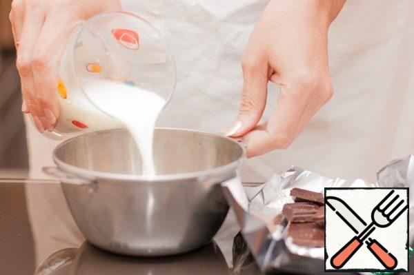 Milk mix with agar-agar, give it to swell for 15 minutes. Then boil the milk and cook, stirring, over low heat, for 2 minutes until agar-agar breaks up.