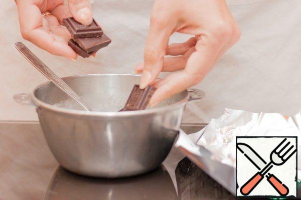Remove the pan from the heat, allow the milk to cool slightly and enter the black bitter chocolate, broken into pieces.