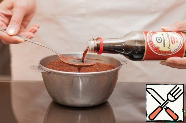 Pour in the sweet soy sauce. Here it will be very useful, giving tart bitter chocolate weak sweet and salty note. Stir the chocolate mass until it becomes a uniform color and consistency.
If instead of agar cook on gelatin, then it should be introduced after the chocolate melts in hot milk.