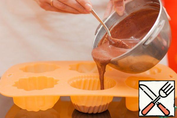 Pour into silicone molds. Put into the refrigerator.
Jelly on the agar freezes very quickly, after half an hour-an hour you can already turn the dessert on the plate. Pour the chocolate sauce, sprinkle with almond petals and you can enjoy