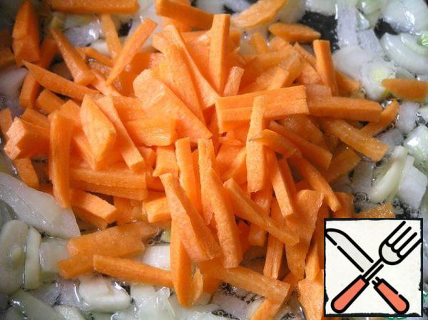 Add the carrots cut into strips, continuing to fry.