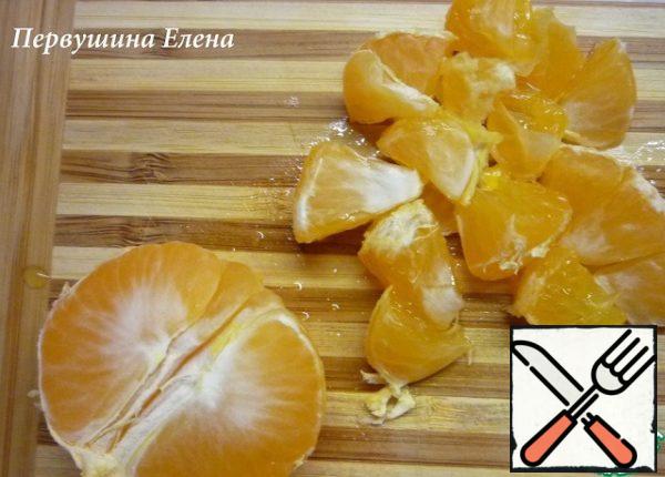 I repeat: this step is not specified in the recipe. I just like the combination. The Mandarin into small pieces.