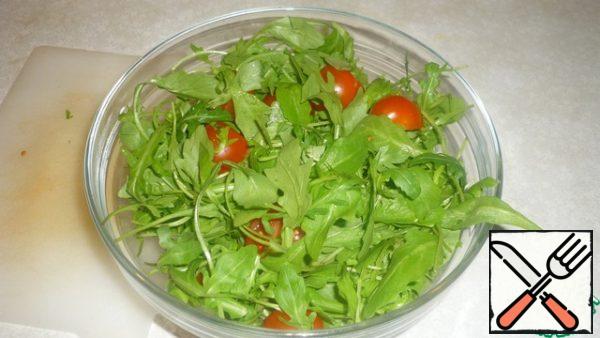 Wash cherry and arugula. Cut cherry in half. Stir. If you decide to cook with mayonnaise, then add it at this stage.