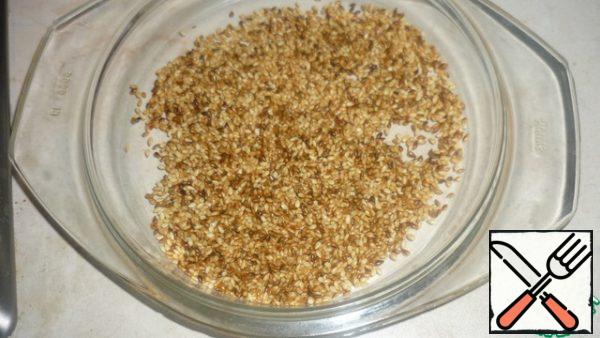 Sesame seeds need a couple of minutes to fry in a hot frying pan without adding oil until Golden brown.