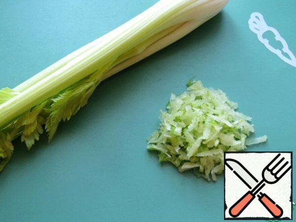 Take the celery, wash it, free from fibers and RUB on a coarse grater. If celery is very juicy, squeeze the juice a little.