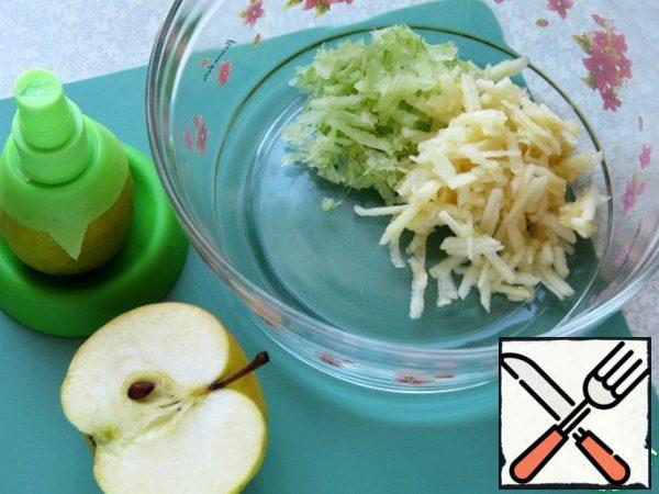 Apple also RUB on a coarse grater, sprinkle with lemon juice.