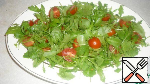 Put the greens on top of the fish (do not interfere!!!). Sprinkle with fried sesame seeds and pour a small amount of soy sauce. If the greens are with mayonnaise, then just sprinkle with sesame seeds.
