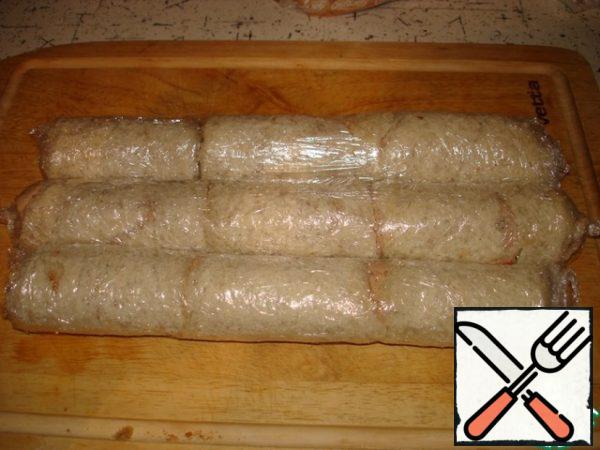Wrap in plastic wrap and refrigerate for 3 hours (or overnight). The finished rolls cut into slices.