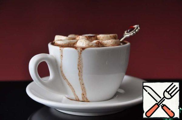Pour hot chocolate in a Cup. Give to stand for about 5 minutes, marshmallow begins to melt, it's just divine taste.