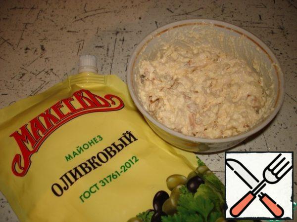 Add chicken to the cheese mass.

