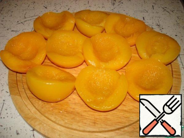 Remove the peaches from the syrup and dry with a napkin.
