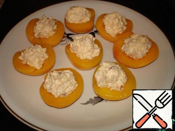 Fill the peaches with the stuffing. To decorate our canapes.