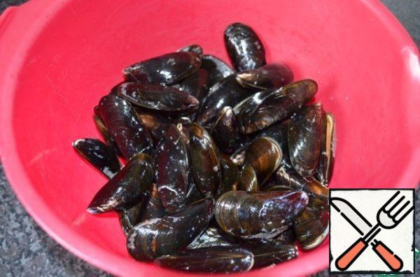 Wash the mussels thoroughly. Throw away the damaged ones!
