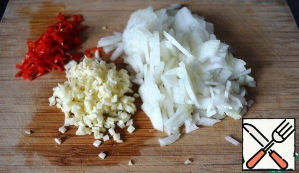 Finely chop the onion, garlic and red hot pepper.
