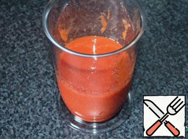Chop the fried tomatoes into a puree using a blender.
