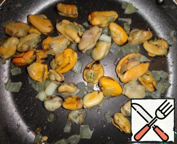 For filling fry mussels or shrimp with onion in vegetable oil.