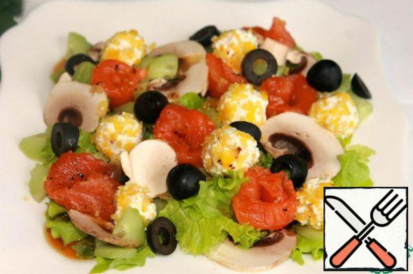 We assemble our salad: we spread the torn salad on a flat plate, pour half of the sauce, then we spread cucumbers, thinly sliced mushrooms, olives cut into 3 parts, salmon strips, rolls with roses and curd balls and pour the remaining sauce.