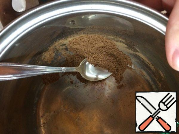 In the container, stir 2 tablespoons of cocoa (without slides) and 2 tablespoons of sugar;