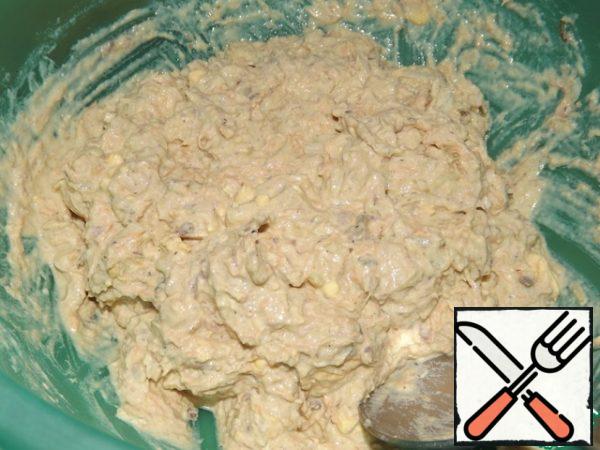 Mash everything thoroughly with a fork. Fill the egg halves and garnish with herbs or carrots on top.